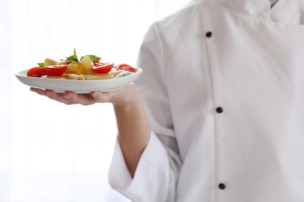 Osoba trzymająca talerz